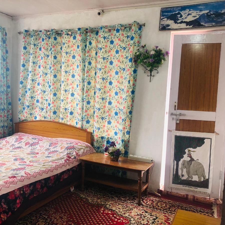New World Apartment Srinagar  Bagian luar foto
