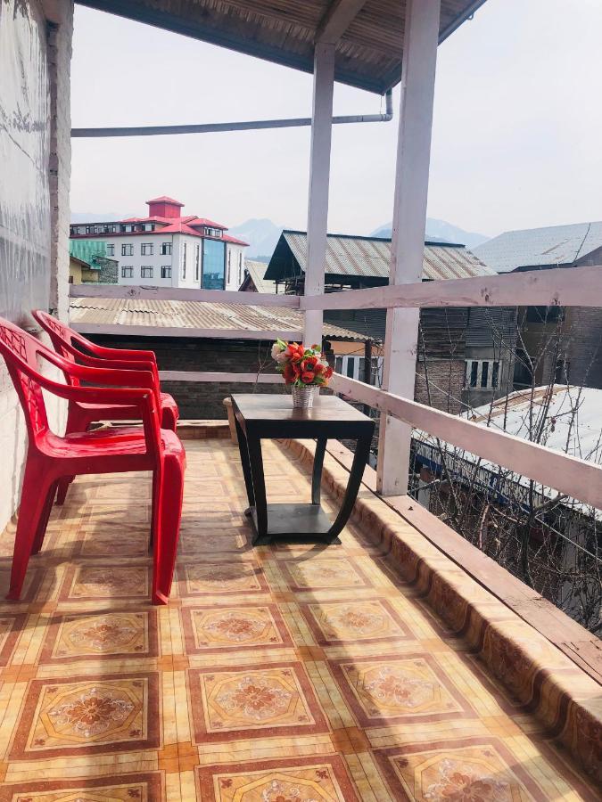 New World Apartment Srinagar  Bagian luar foto